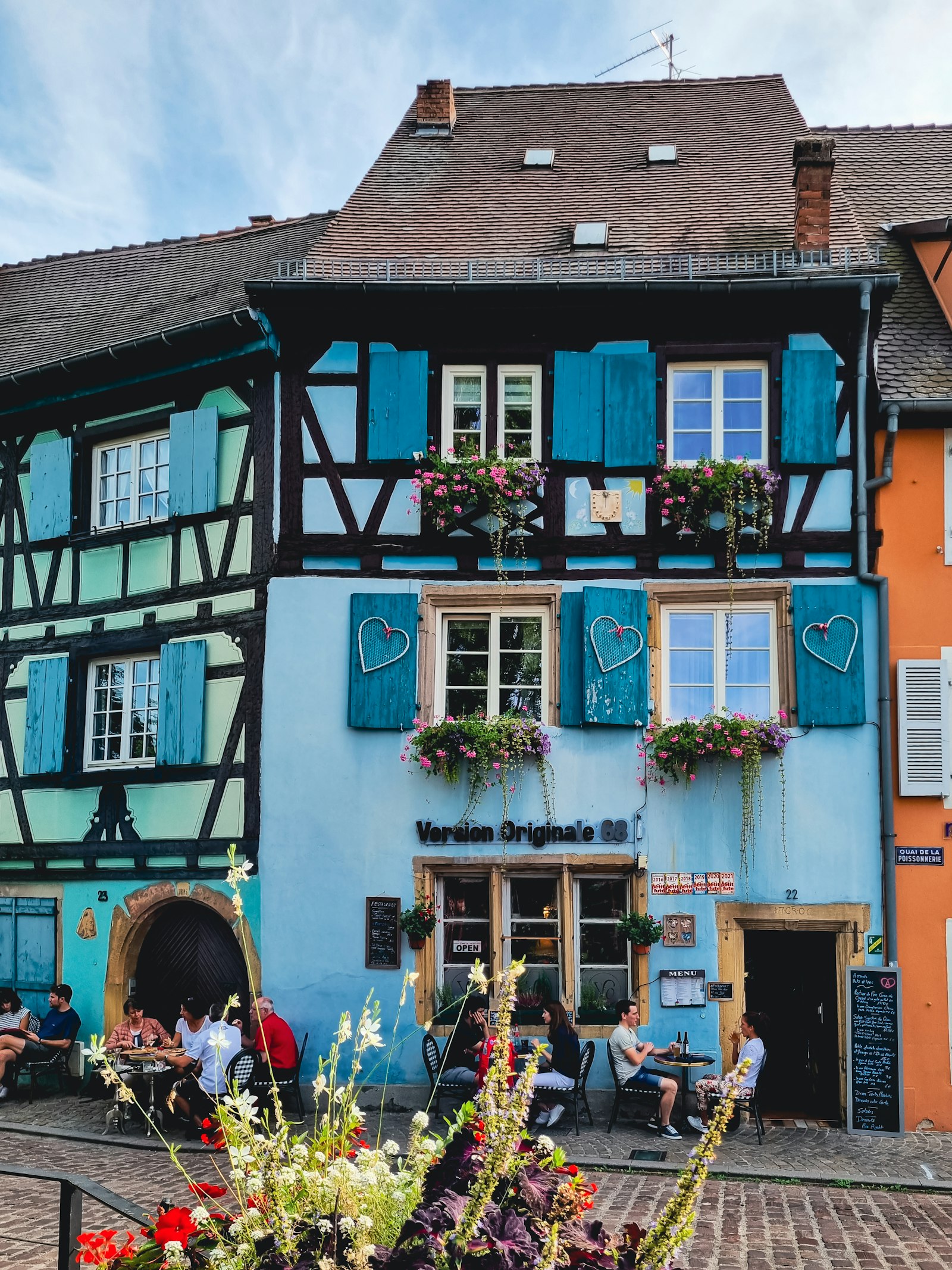 Maison bretonne avec volets bleus — transmission de patrimoine